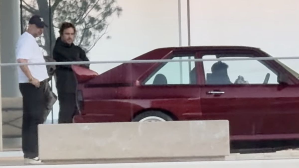 Veterána F1 Alonsa načapali v Monaku s autem konkurenčního týmu. A je to pastva pro oči… i uši